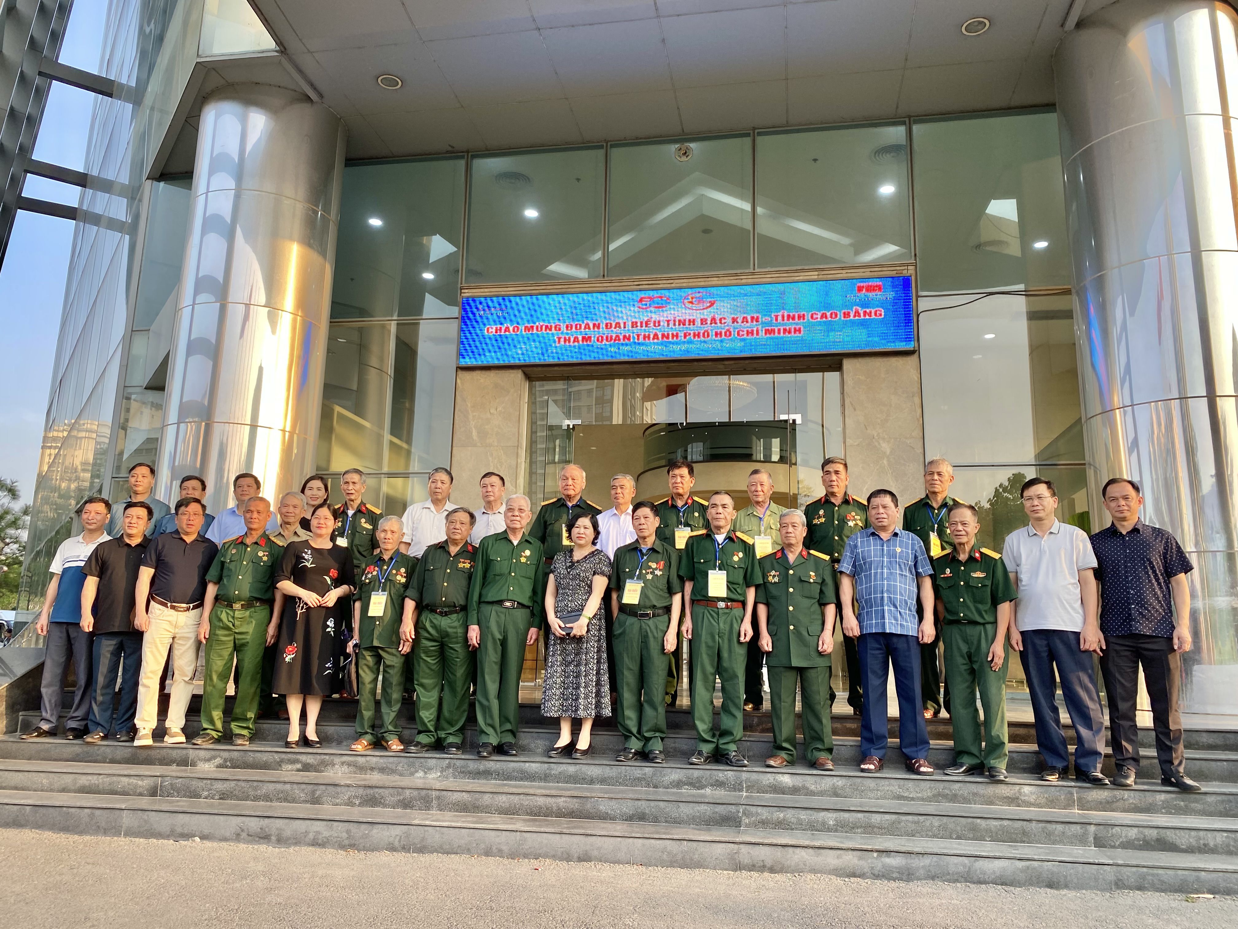 Đón đoàn đại biểu cán bộ, chiến sĩ và những người trực tiếp tham gia làm nên Đại thắng mùa xuân 1975 tỉnh Cao Bằng, tỉnh Bắc Kạn đến thăm TP.HCM, tham dự các hoạt động nhân kỷ niệm 50 năm Ngày Giải phóng miền Nam, thống nhất đất nước 30/4/1975 - 30/4/2025