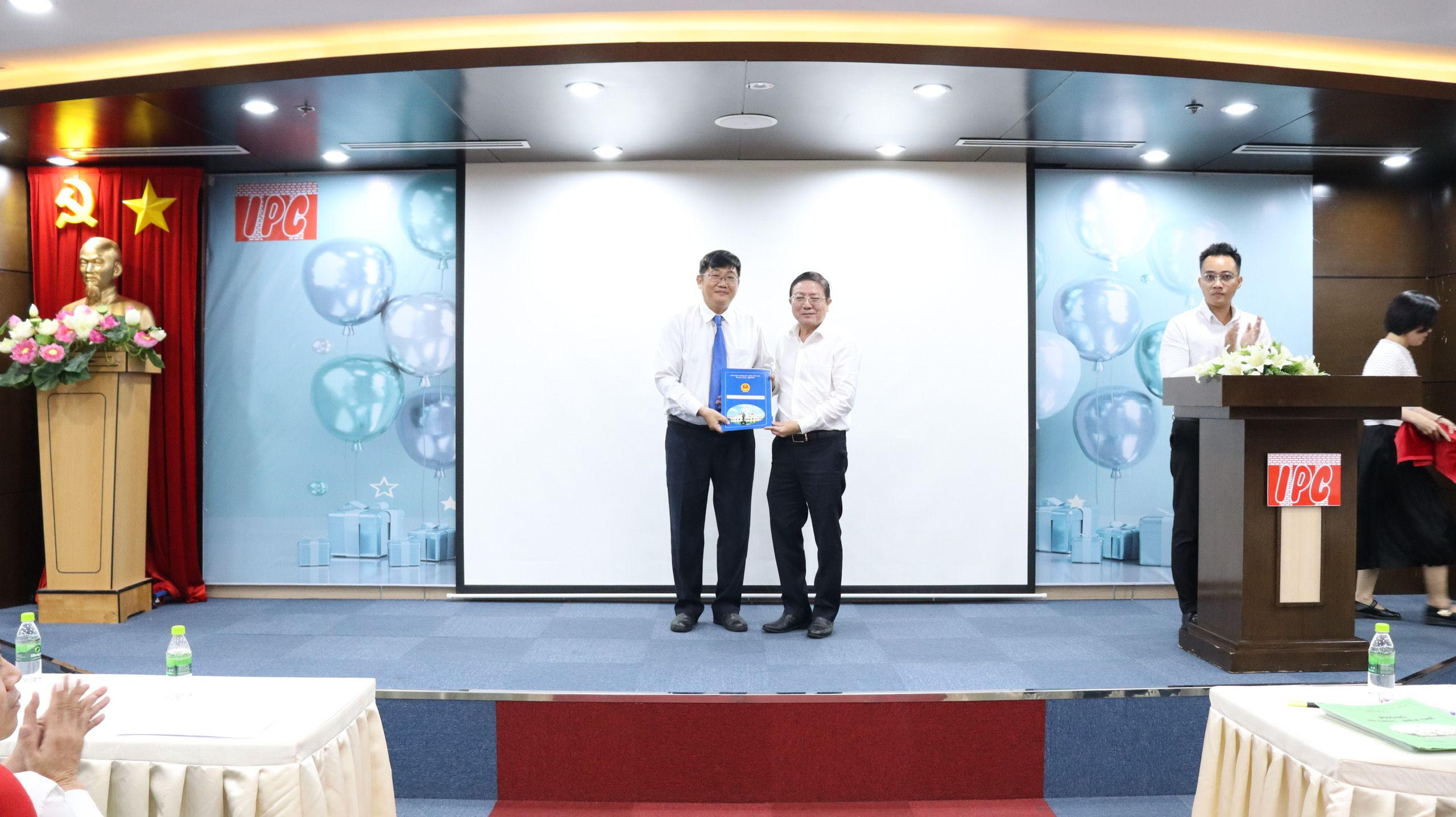 Lễ trao Quyết định bổ nhiệm Thành viên chuyên trách Hội đồng thành viên Công ty TNHH Một thành viên Phát triển Công nghiệp Tân Thuận