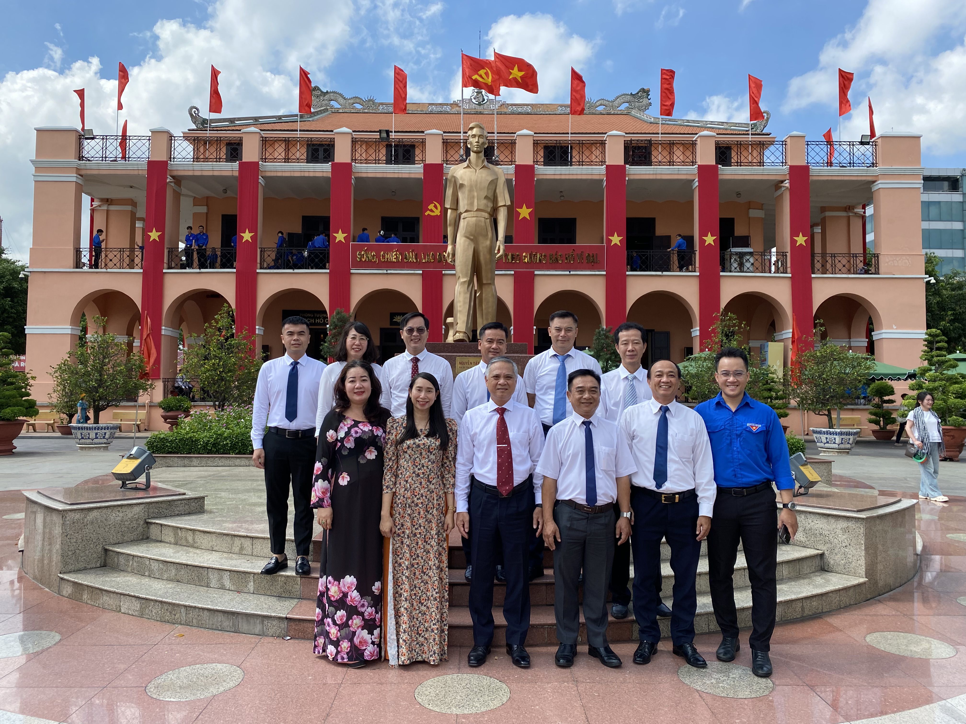 Dâng hương, dâng hoa tưởng niệm Chủ tịch Hồ Chí Minh kỷ niệm 135 năm ngày sinh Chủ tịch Hồ Chí Minh (19/5/1890-19/5/2025) và 114 năm ngày Bác Hồ ra đi tìm đường cứu nước (05/6/1911-05/6/2025)