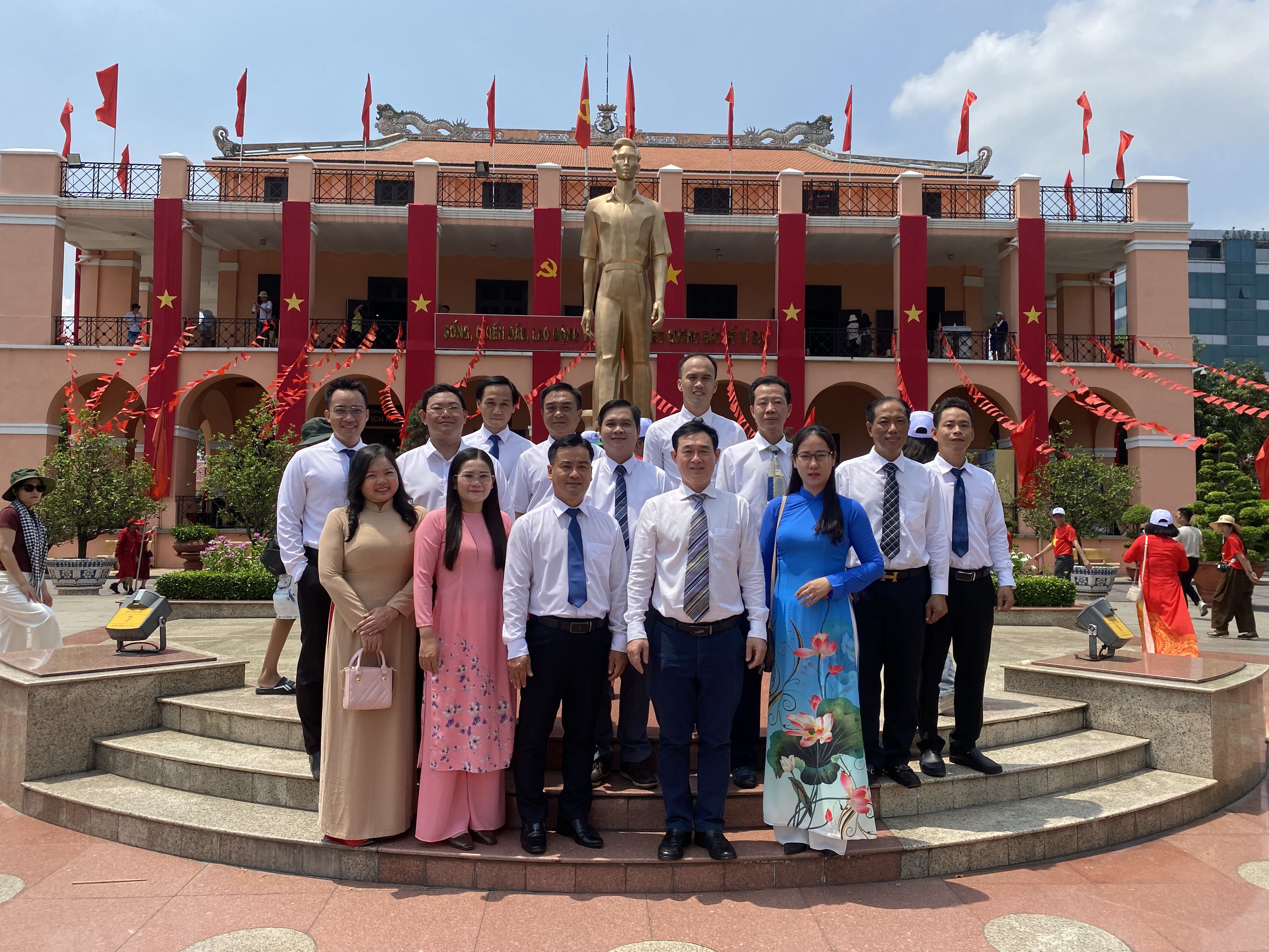 Dâng hương, dâng hoa tưởng niệm Chủ tịch Hồ Chí Minh và Chủ tịch Tôn Đức Thắng nhân kỷ niệm 50 năm Ngày Giải phóng miền Nam, thống nhất đất nước (30/4/1975 - 30/4/2025)