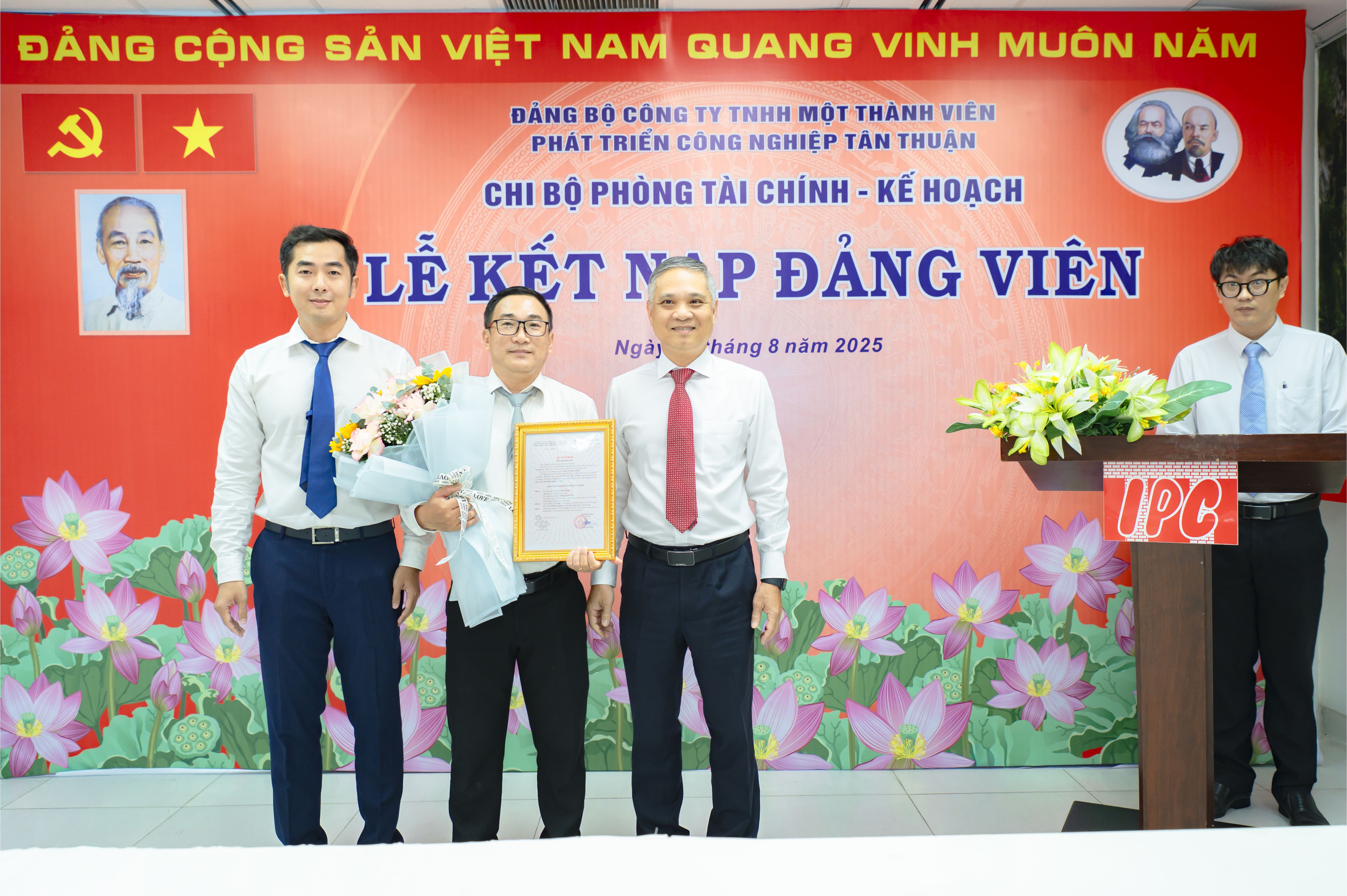 LỄ KẾT NẠP ĐẢNG VIÊN 