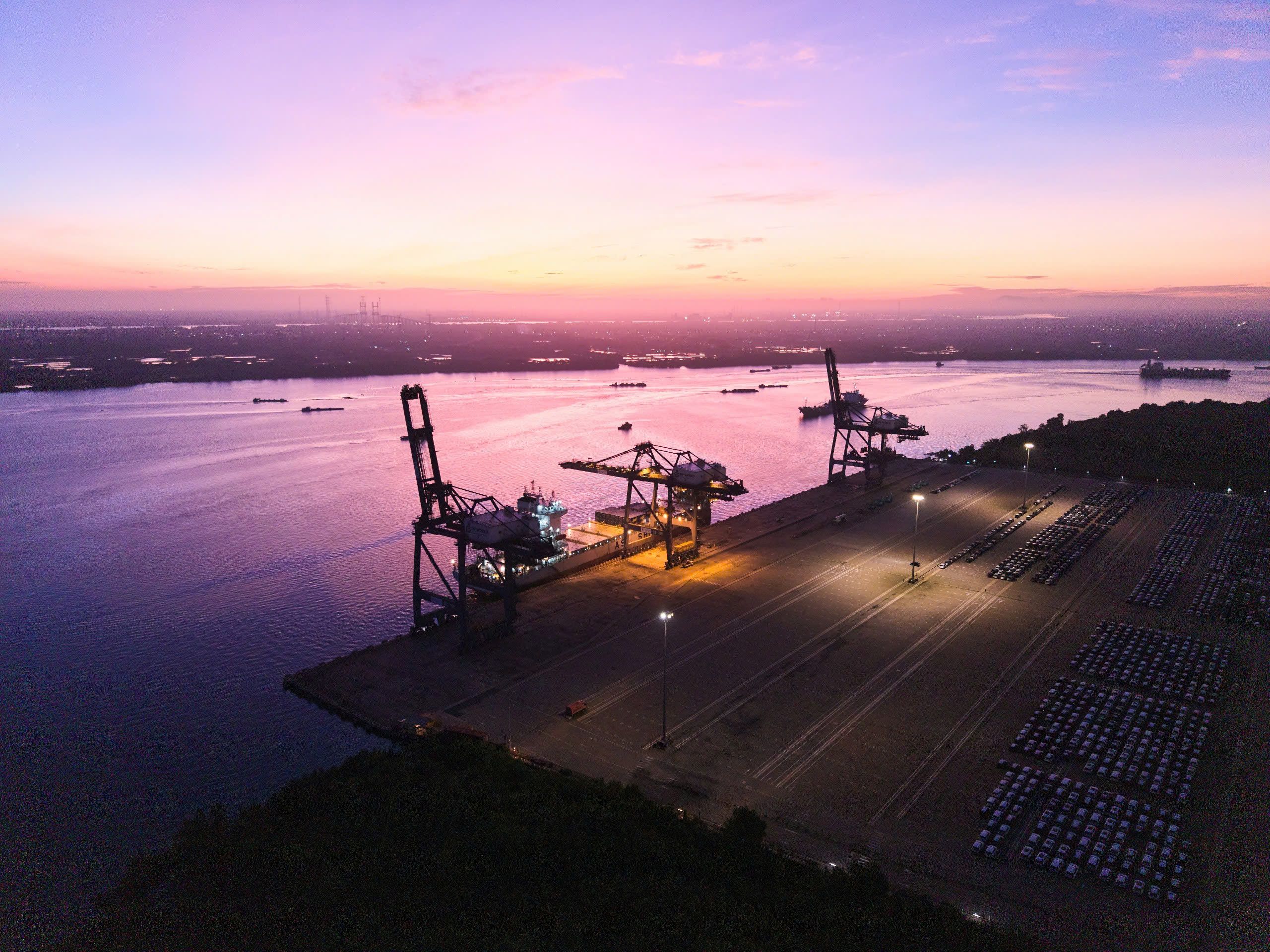 CẢNG SPCT ĐÓN TÀU CONTAINER 35.000 DWT