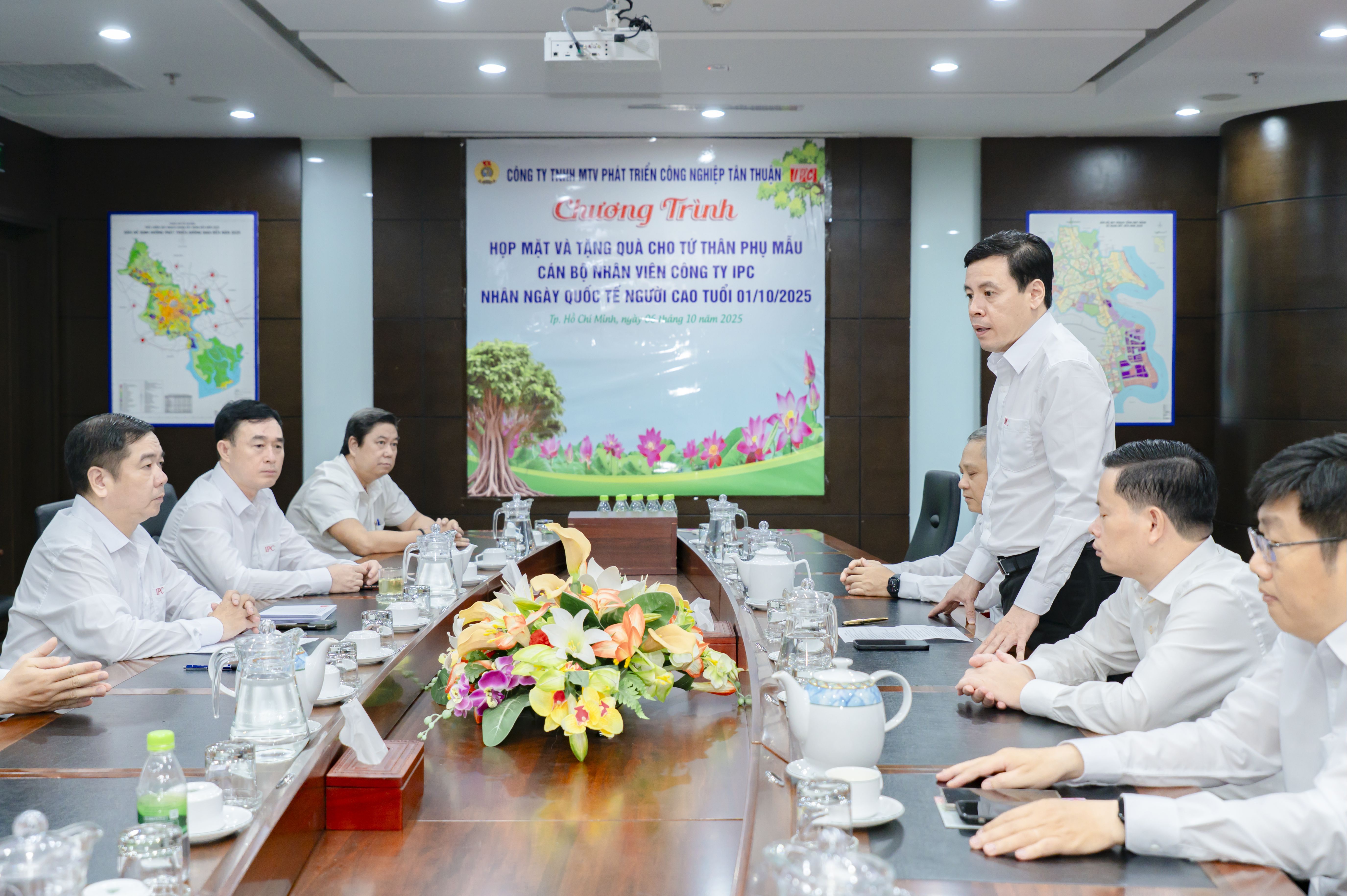 Thăm hỏi và tặng quà  nhân Ngày Quốc tế người cao tuổi 01/10/2025