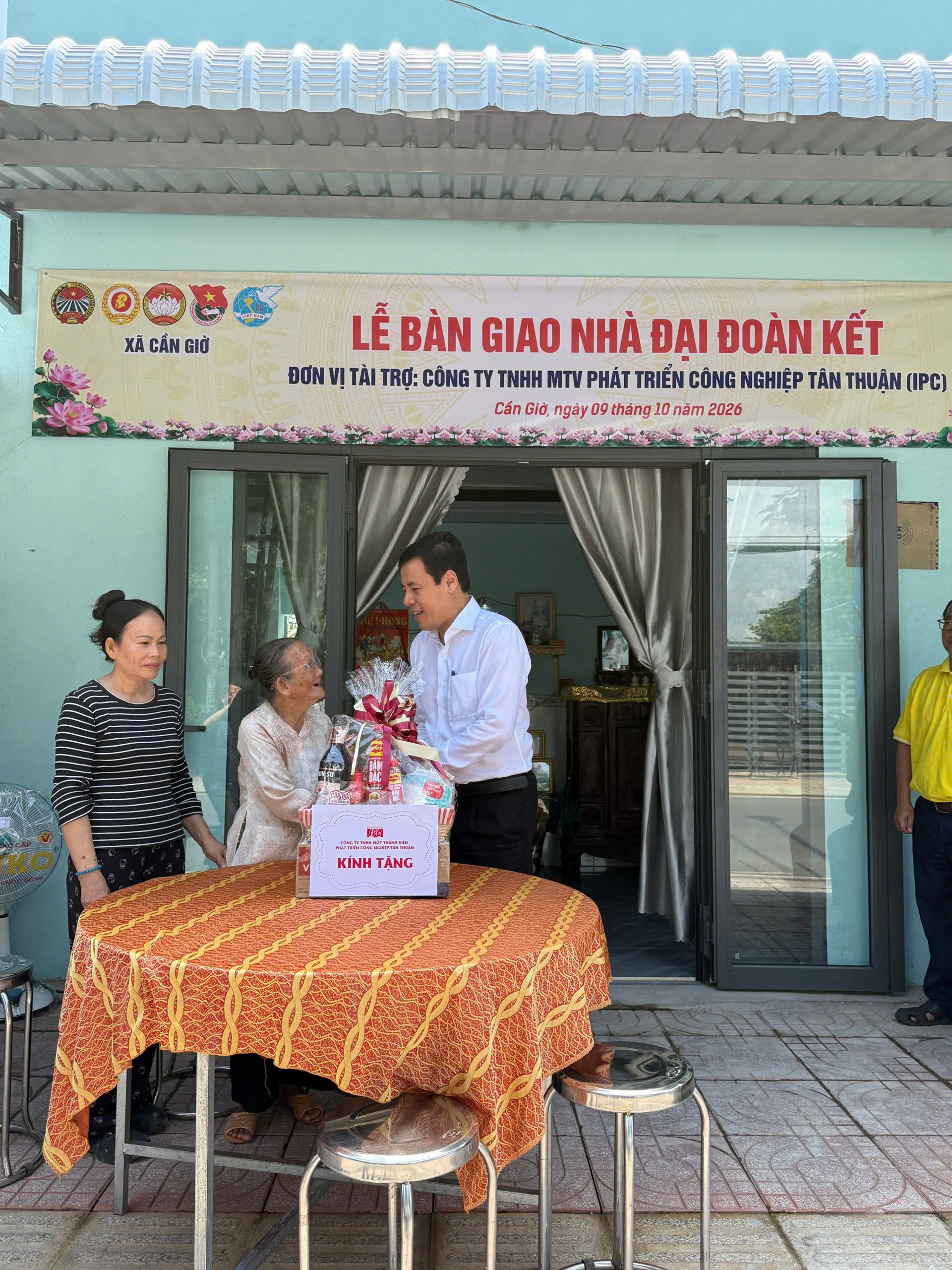 Công ty TNHH Một thành viên Phát triển Công nghiệp Tân Thuận trao tặng nhà đại đoàn kết tại xã An Thới Đông và xã Cần Giờ