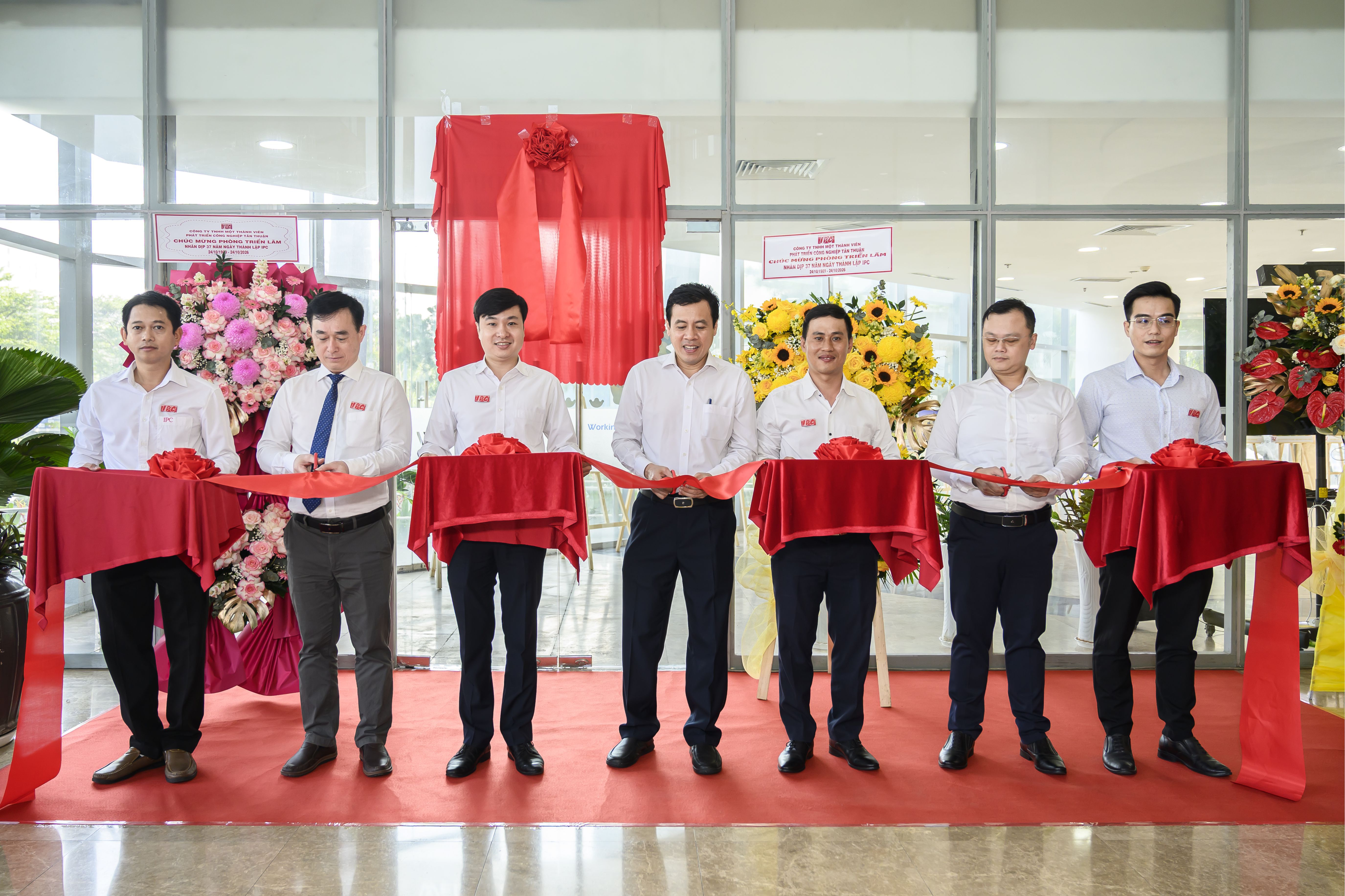 MỞ CỬA THAM QUAN PHÒNG TRƯNG BÀY HÌNH ẢNH  “NAM SÀI GÒN: 37 NĂM HÌNH THÀNH VÀ PHÁT TRIỂN”