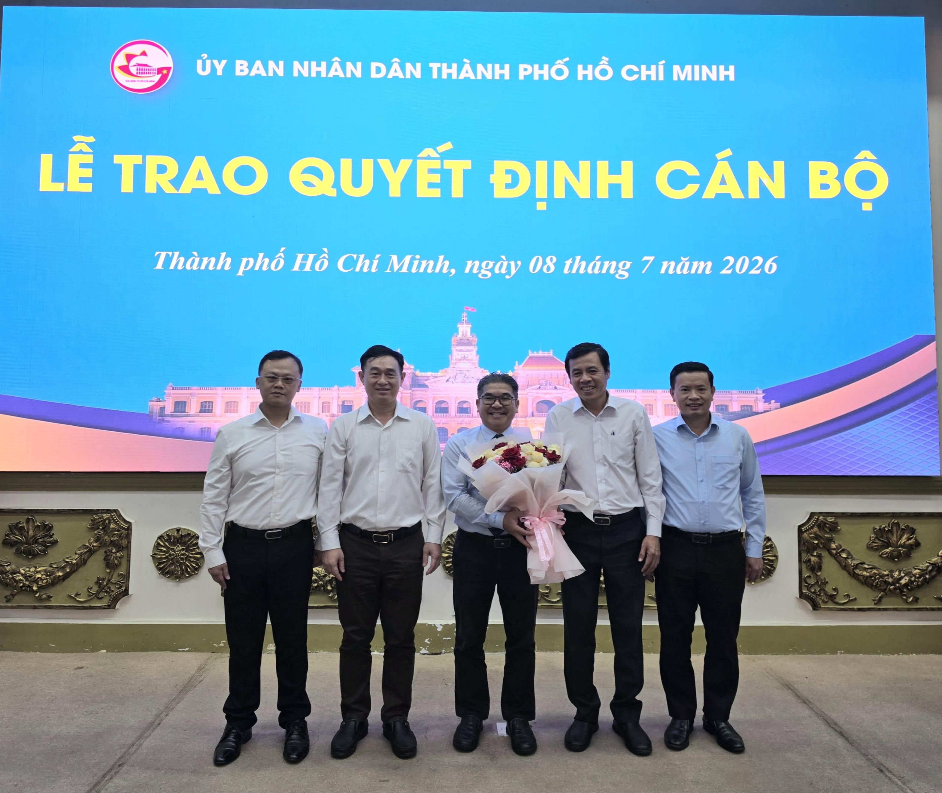 Tiếp nhận ông Nguyễn Ngọc Hiển, Phó Trưởng ban Quản lý Phát triển đô thị TP.HCM đến nhận công tác tại Công ty TNHH MTV PTCN Tân Thuận