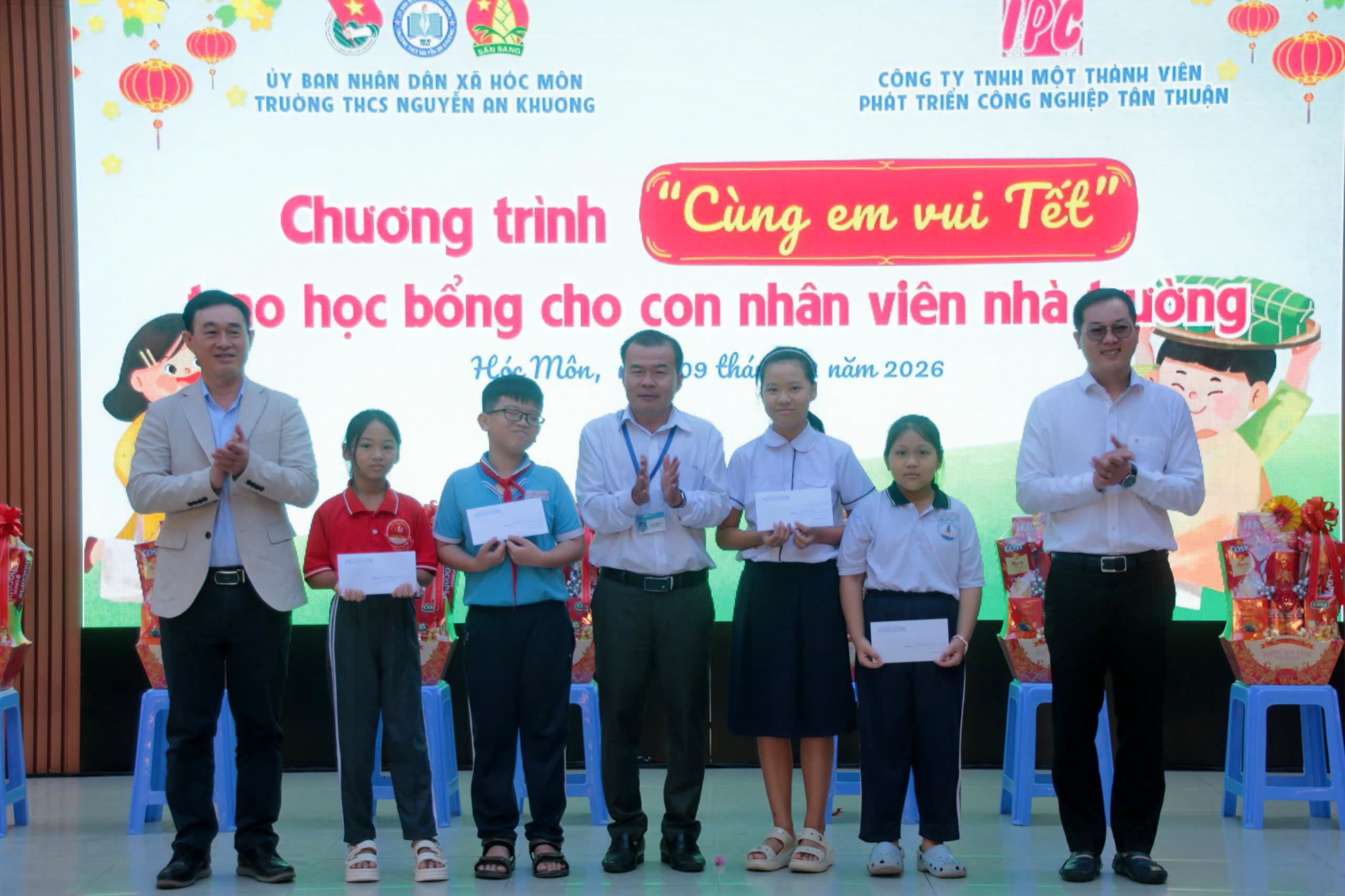 CÔNG TY TNHH MTV PHÁT TRIỂN CÔNG NGHIỆP TÂN THUẬN TRAO HỌC BỔNG CHO CÁC EM HỌC SINH CÓ HOÀN CẢNH KHÓ KHĂN, ĐẠT THÀNH TÍCH TIÊU BIỂU TRONG HỌC TẬP TẠI TRƯỜNG THCS NGUYỄN AN KHƯƠNG