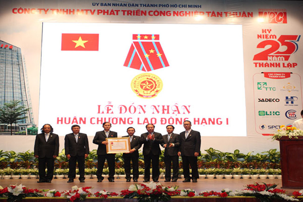 Lễ Đón nhận huân chương lao động